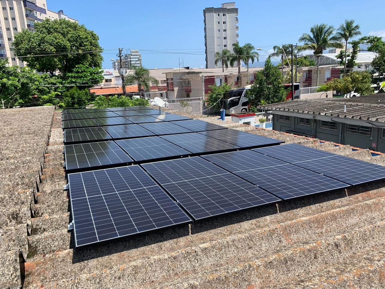 Painéis solares sobre cobertura urbana